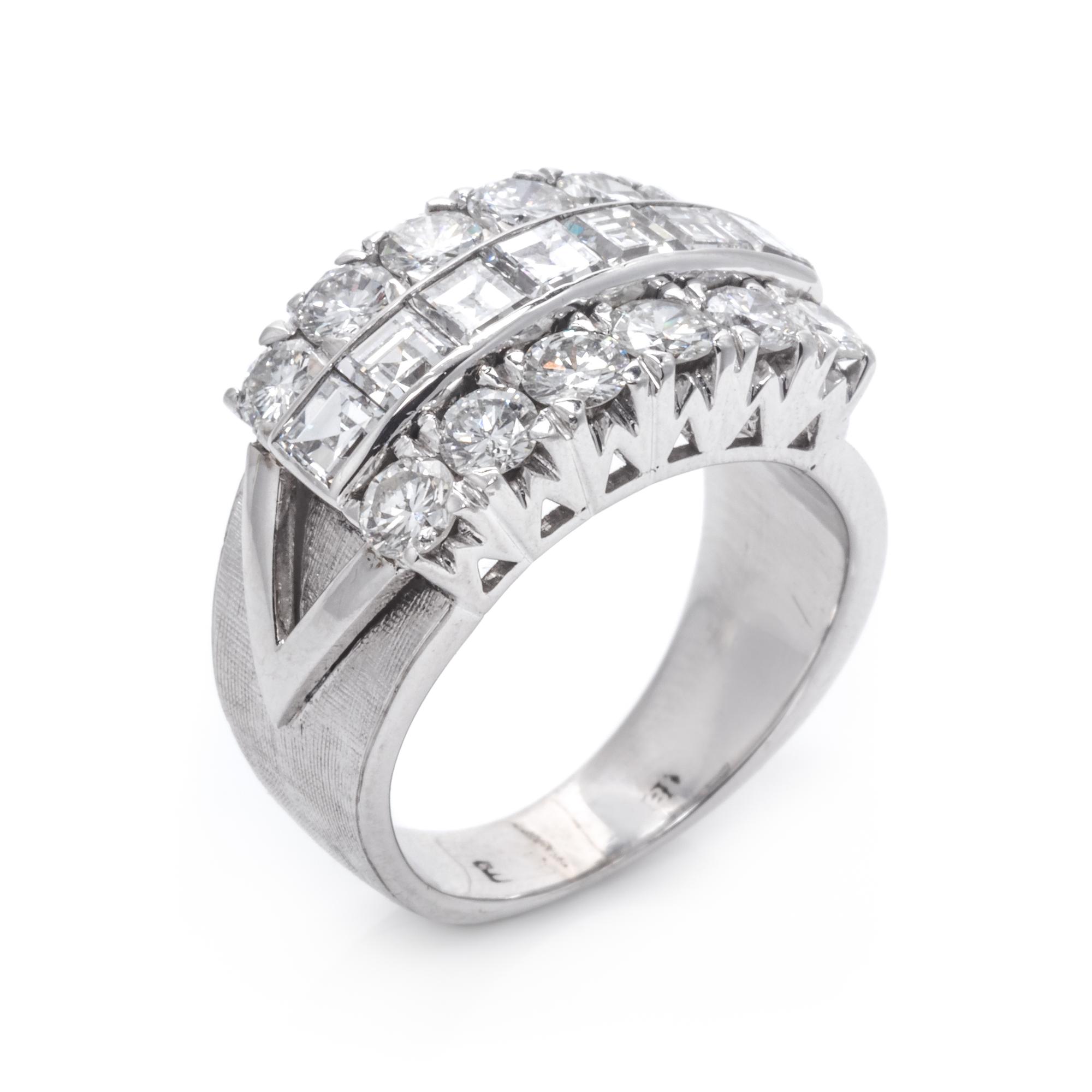 An 18 Karat White Gold and Diamond Ring,