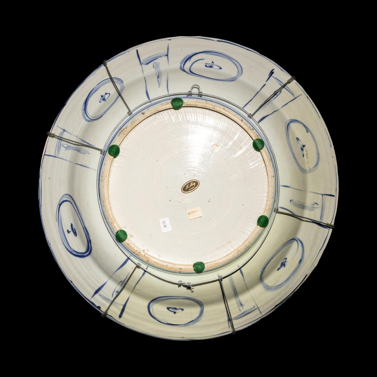A Large Chinese Export Blue and White 'Kraak' Porcelain Charger, Ming Dynasty 明 外銷青花花鳥圖克拉克式大盤