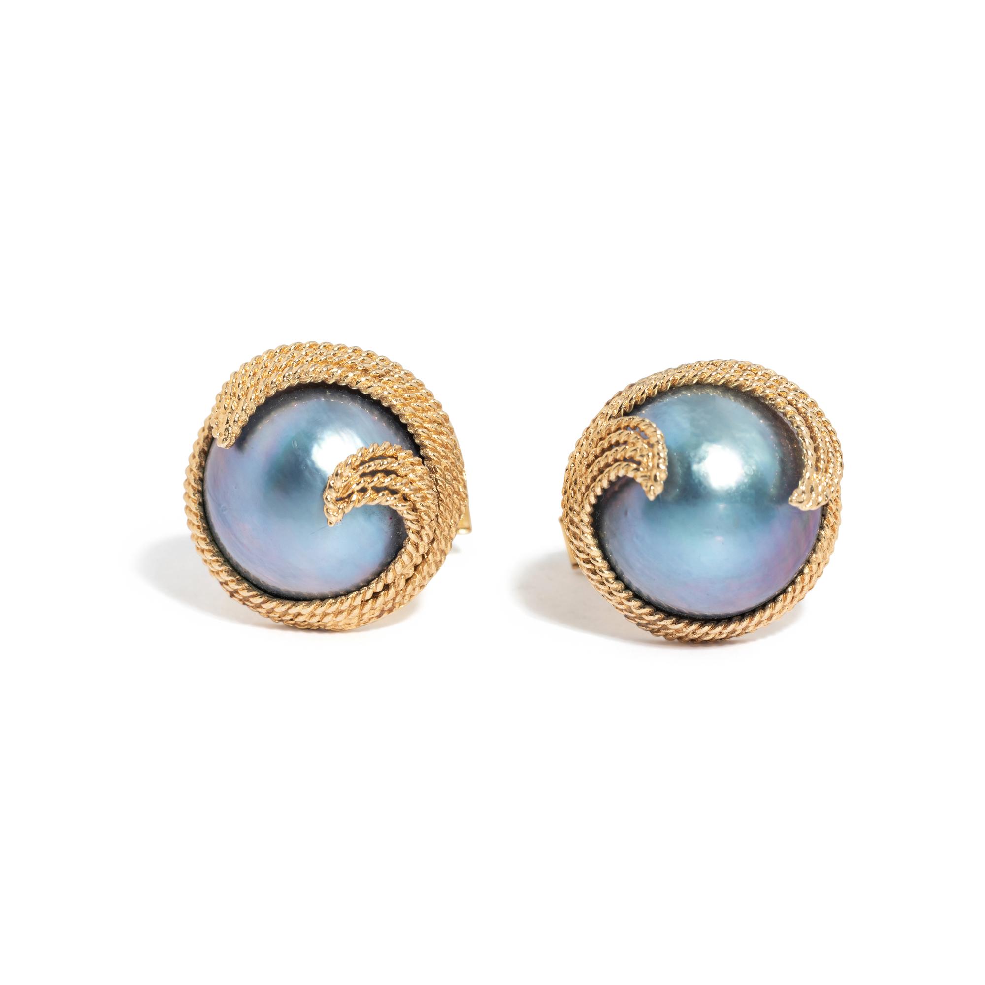 YELLOW GOLD AND CULTURED MABE PEARL CUFFLINKS