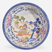 A Chinese underglaze blue and enameled porcelain basin 青花粉彩開光人物小盆 Late 18th century ?????