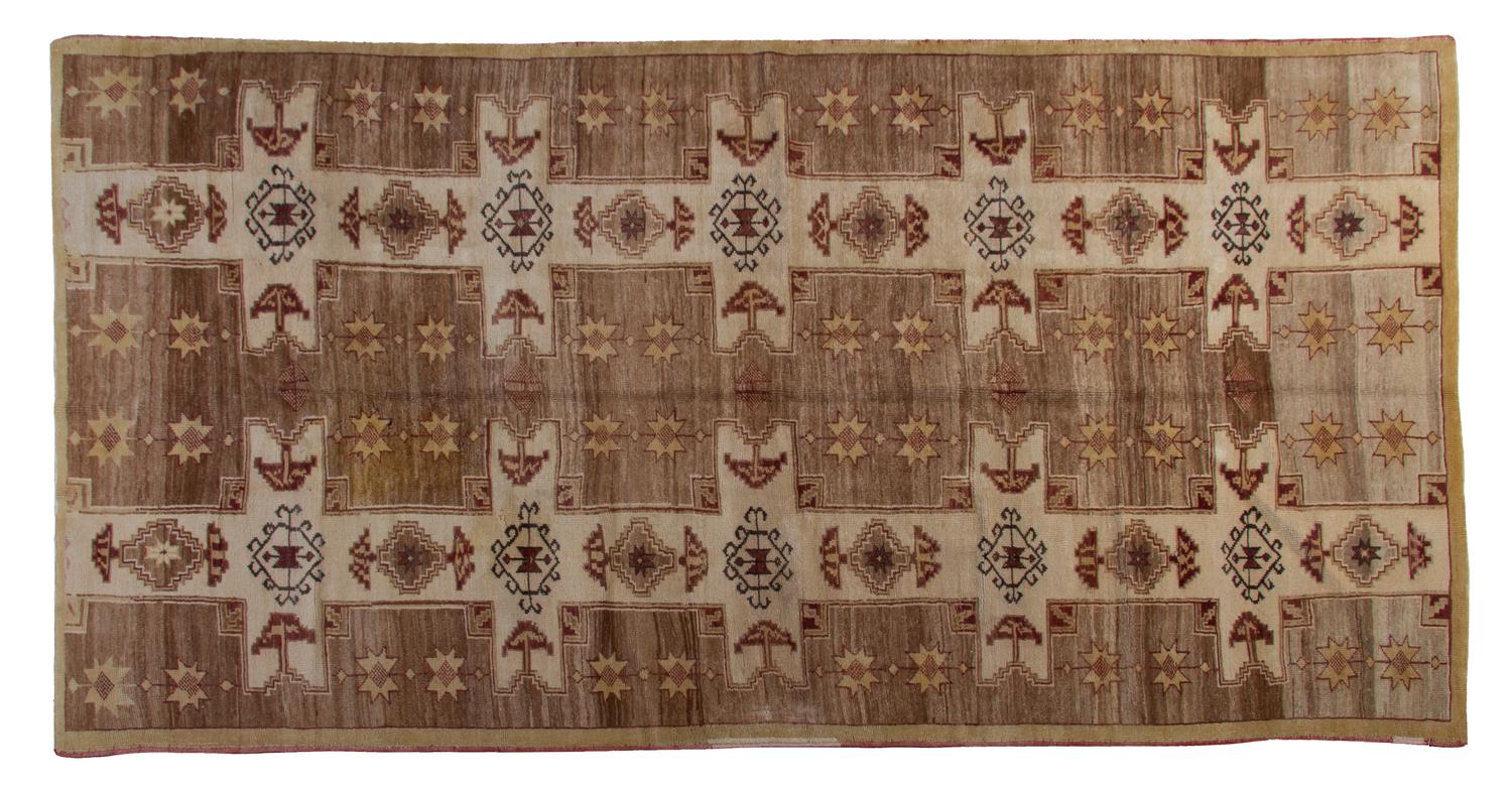 An Oushak Wool Rug, 10 feet 5 inches x 5 feet 6 inches.