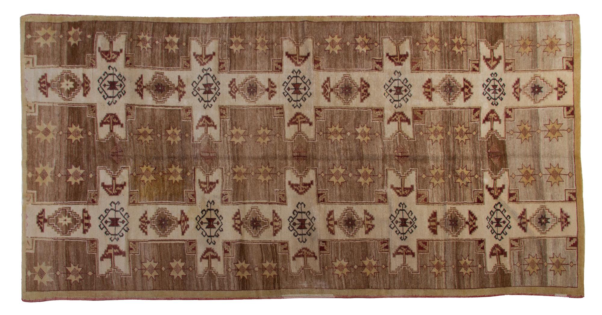 An Oushak Wool Rug, 10 feet 5 inches x 5 feet 6 inches.