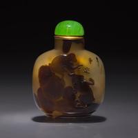 A Chinese Carved Shadow Agate "Monkeys and Wasps" Snuff Bottle, Qing Dynasty, Circa 1780-1850 — 1780–1850年 瑪瑙巧雕馬上封侯圖鼻煙壺
