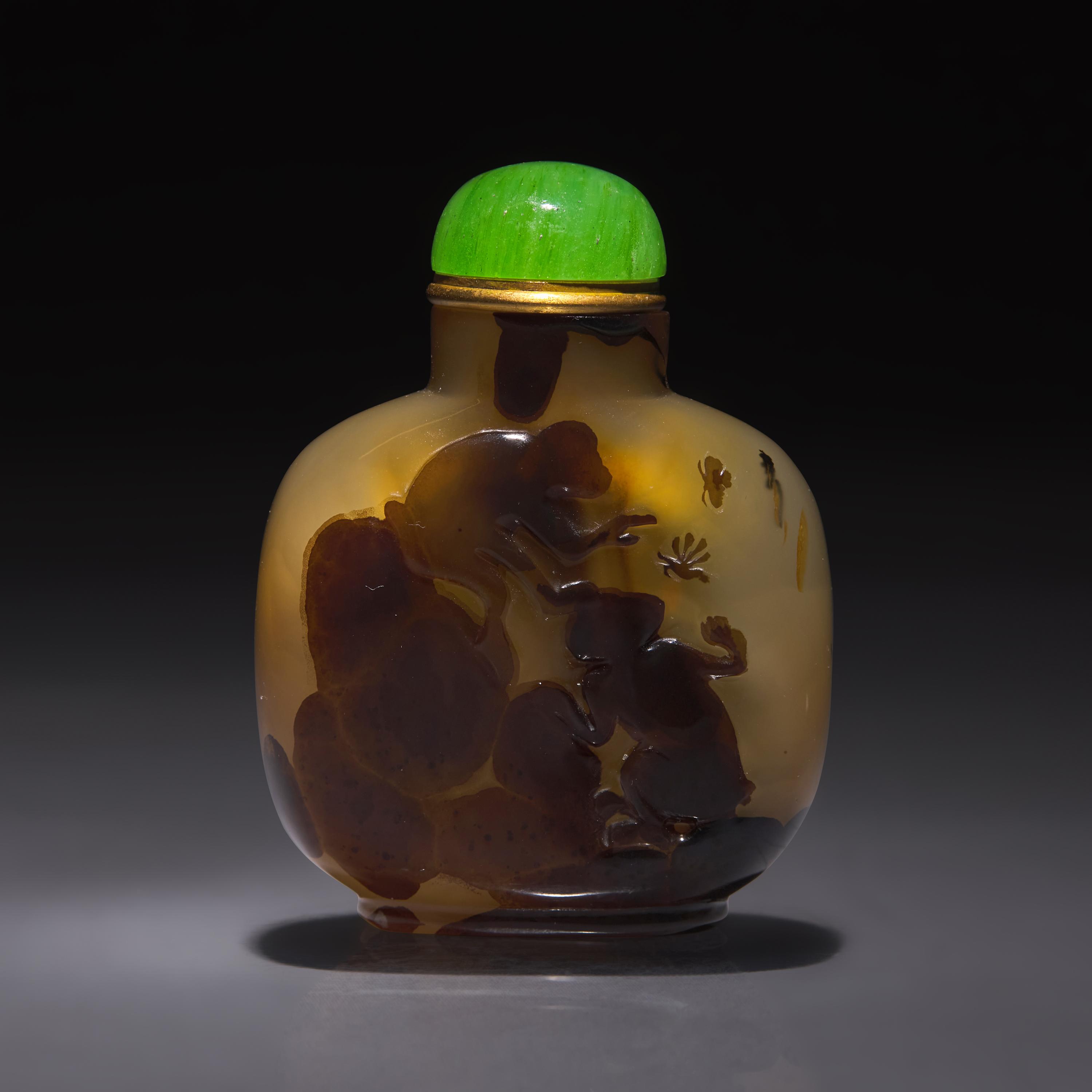 A Chinese Carved Shadow Agate "Monkeys and Wasps" Snuff Bottle, Qing Dynasty, Circa 1780-1850 — 1780–1850年 瑪瑙巧雕馬上封侯圖鼻煙壺
