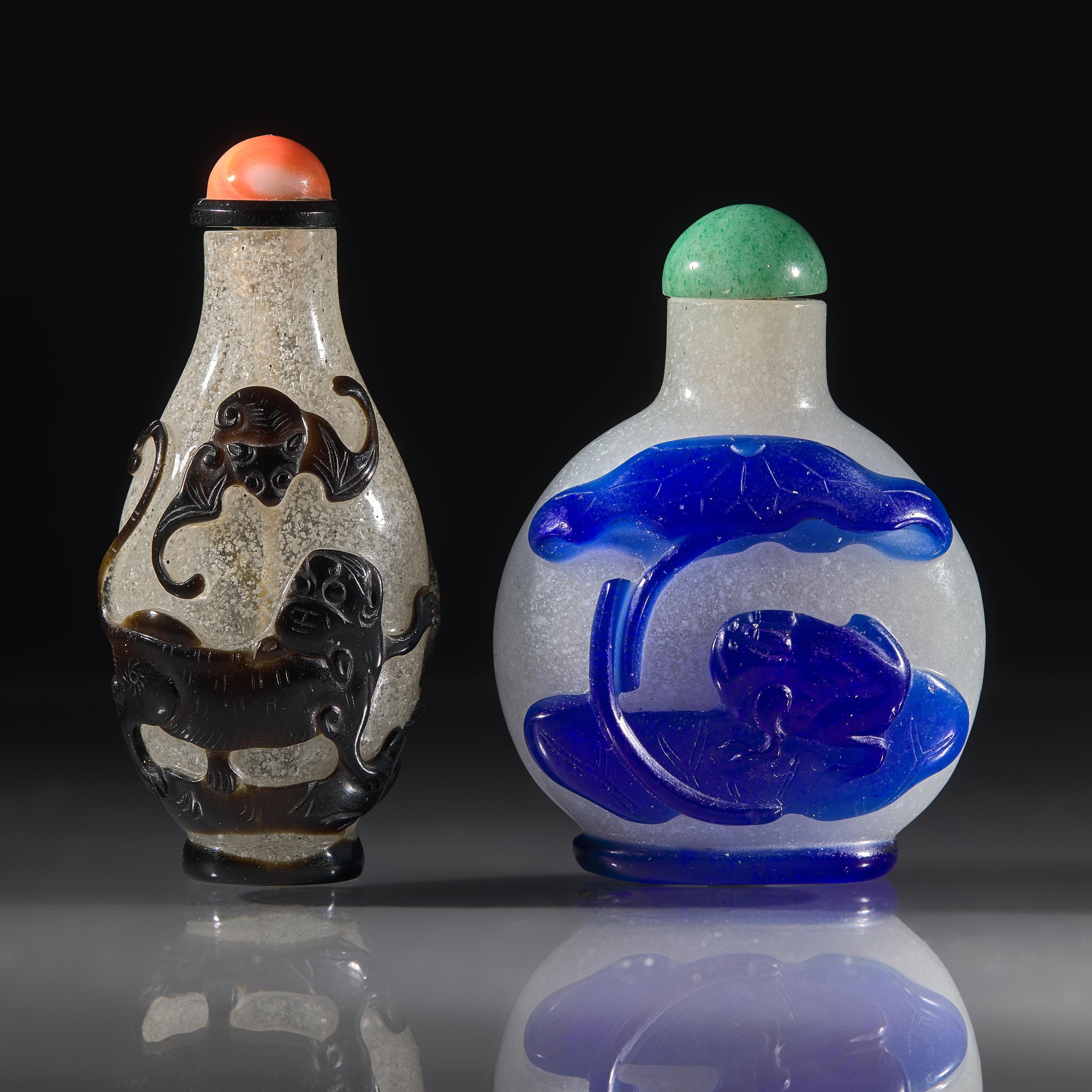 Two Chinese Carved Overlay Glass Snuff Bottles, Qing Dynasty, Circa 1780-1850 — 1780-1850年 雪霏地套黑料及藍料鼻煙壺兩支