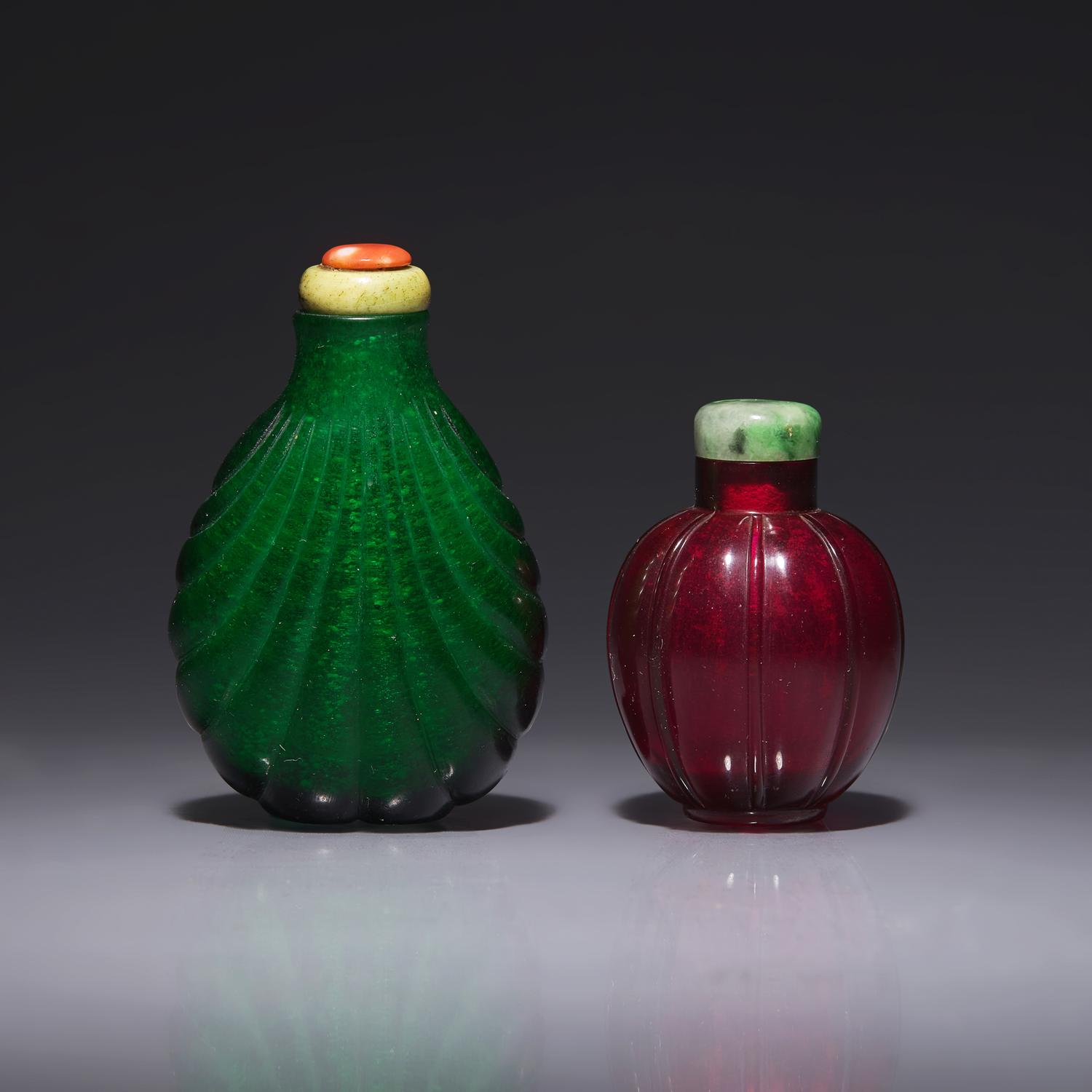 Two Chinese Colored Glass Snuff Bottles 料器鼻烟壺兩支