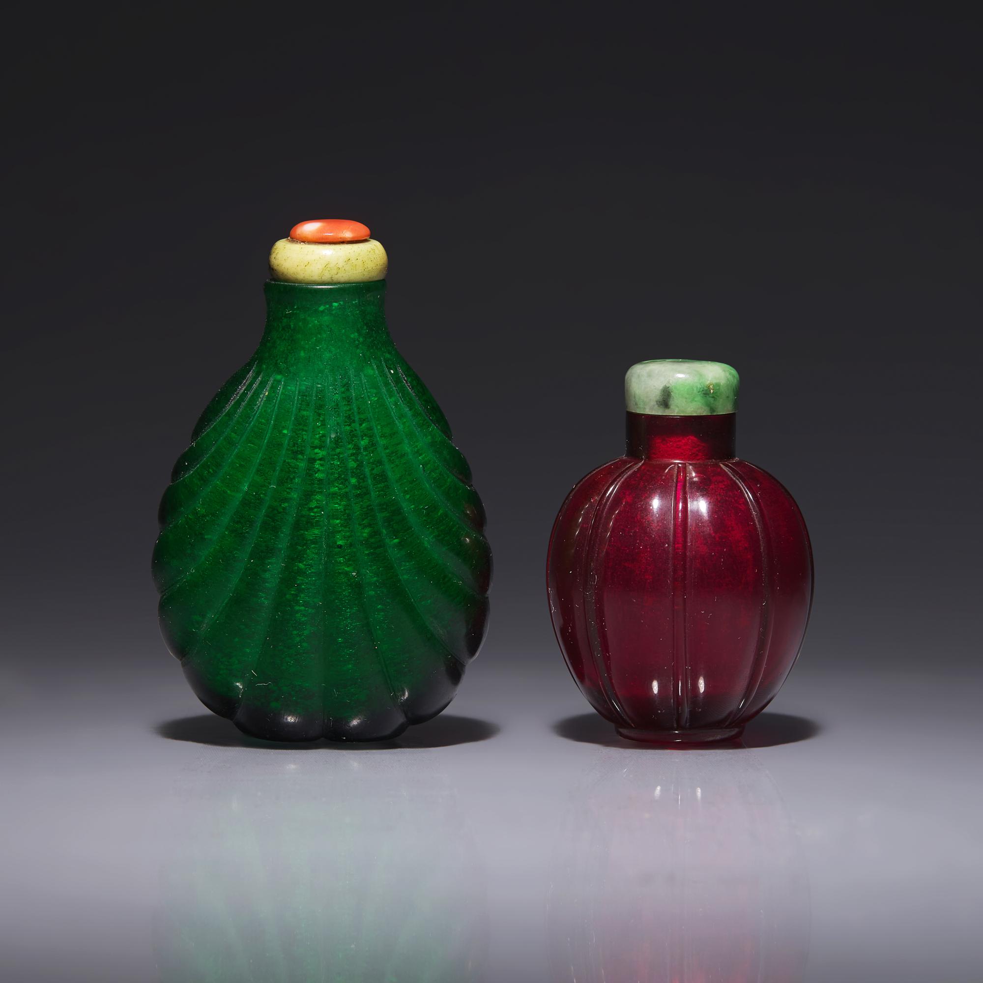 Two Chinese Colored Glass Snuff Bottles 料器鼻烟壺兩支