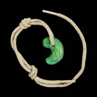 A jadeite gosok/magatama 勾形玉佩一件