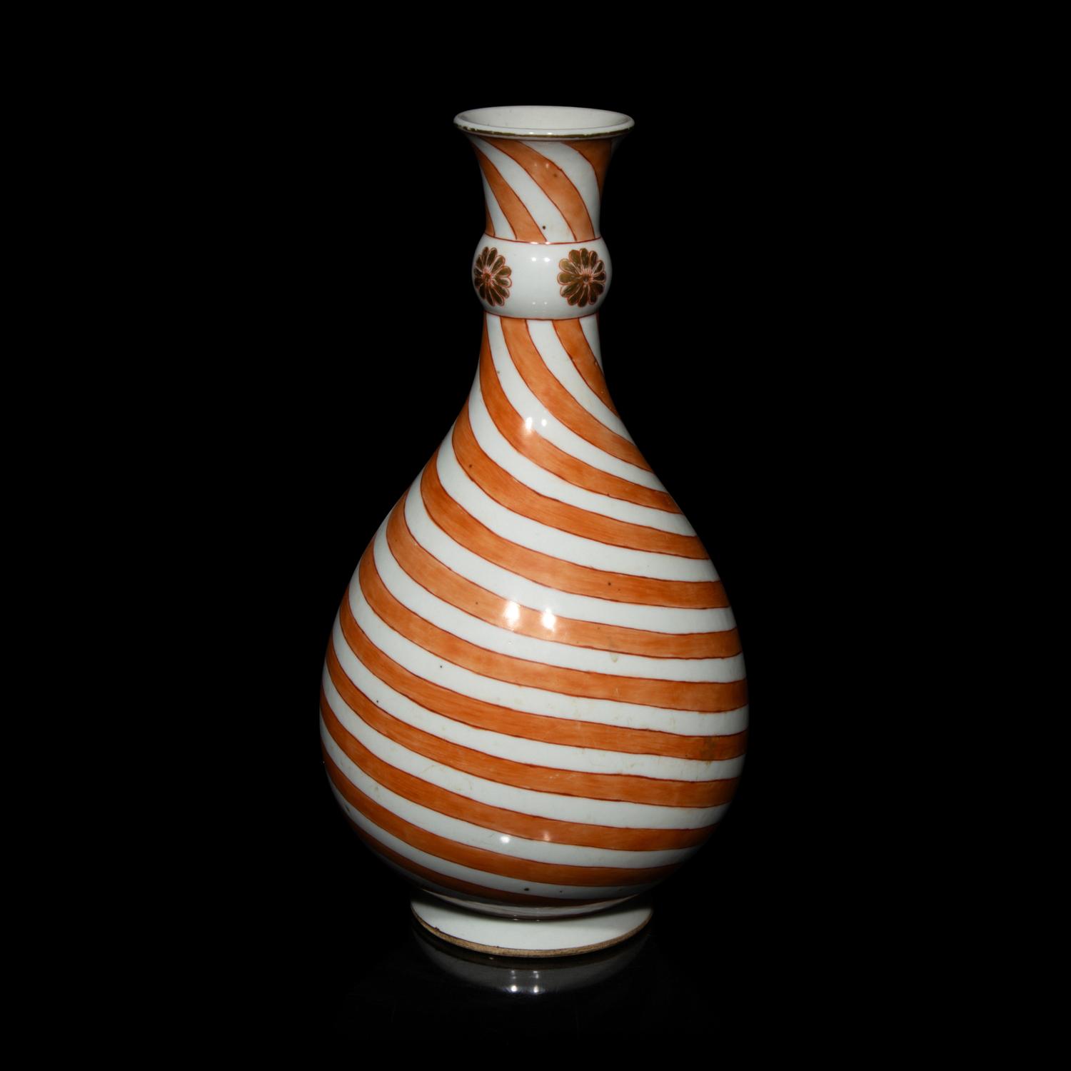 A Chinese Export Porcelain Iron Red Decorated 'Swirl' Bottle Vase, Kangxi Period 清康熙 外銷礬紅彩旋紋賞瓶