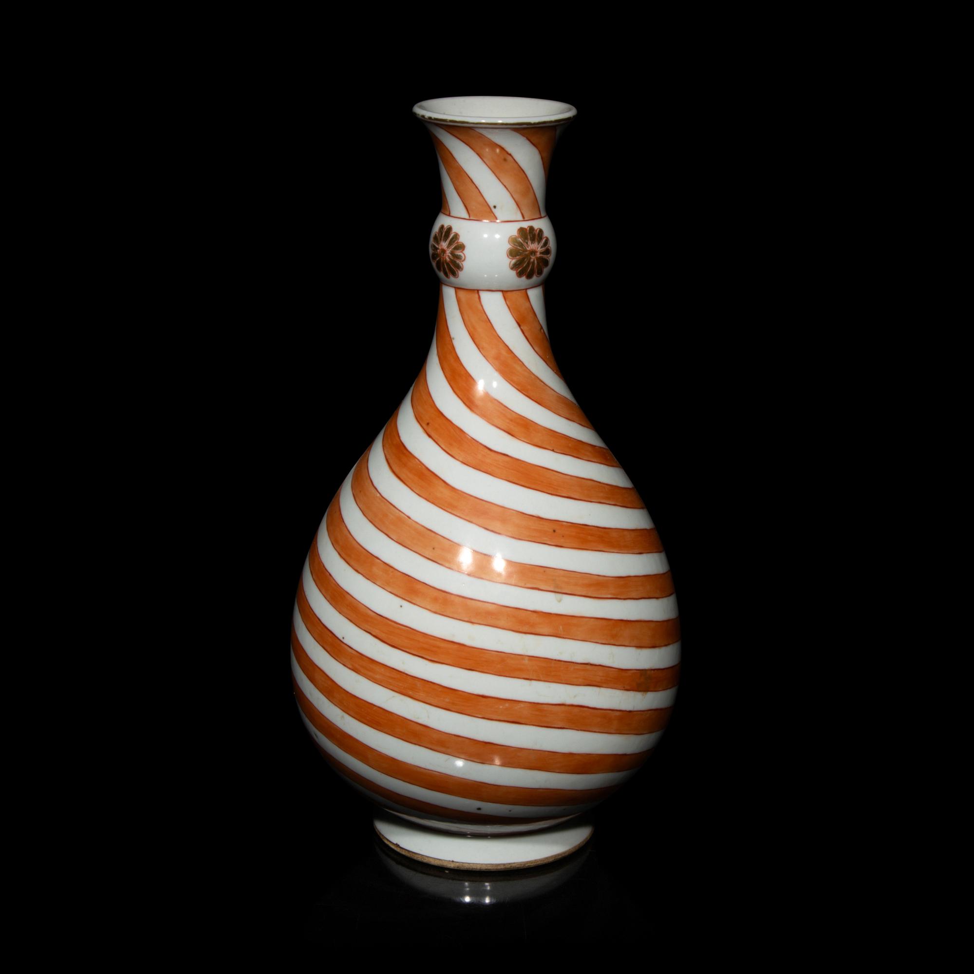 A Chinese Export Porcelain Iron Red Decorated 'Swirl' Bottle Vase, Kangxi Period 清康熙 外銷礬紅彩旋紋賞瓶
