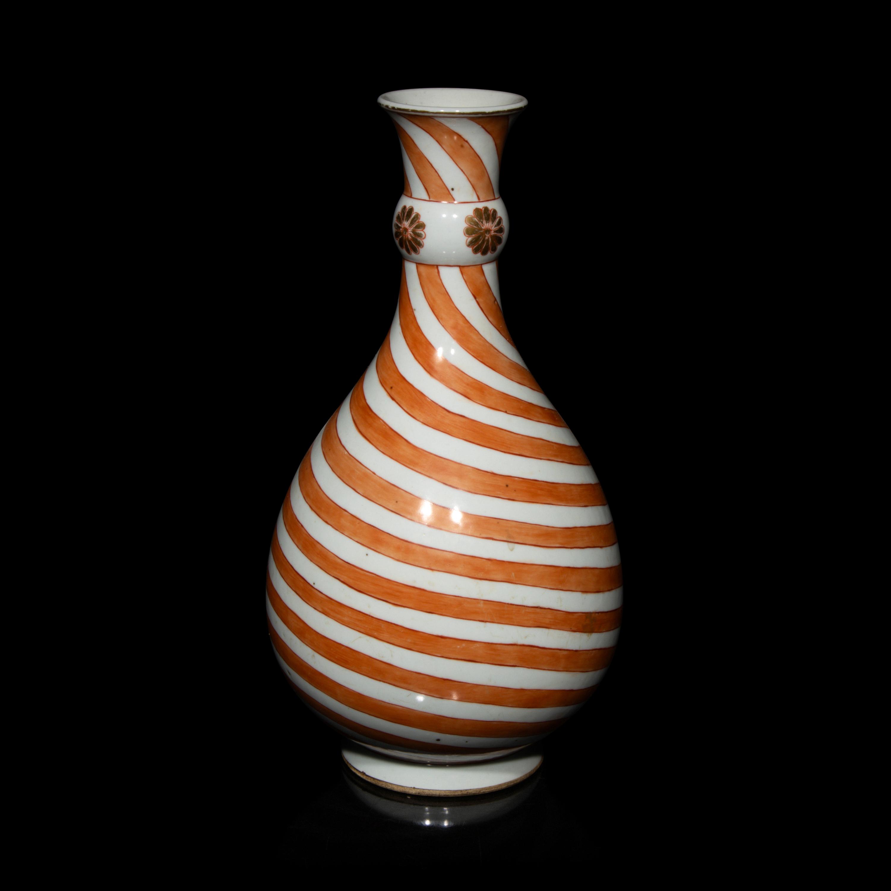 A Chinese Export Porcelain Iron Red Decorated 'Swirl' Bottle Vase, Kangxi Period 清康熙 外銷礬紅彩旋紋賞瓶