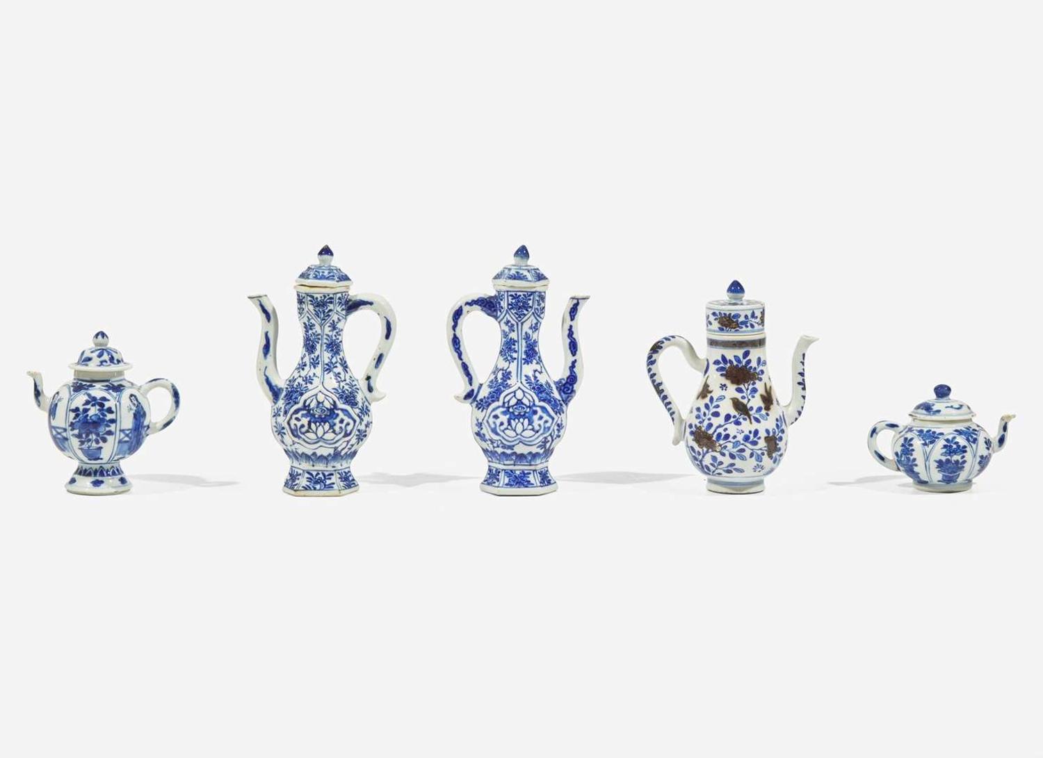 Group of five Chinese porcelain small ewers and teapots, Kangxi period 青花外銷瓷茶壺執壺五件 清 康熙