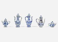Group of five Chinese porcelain small ewers and teapots, Kangxi period 青花外銷瓷茶壺執壺五件 清 康熙