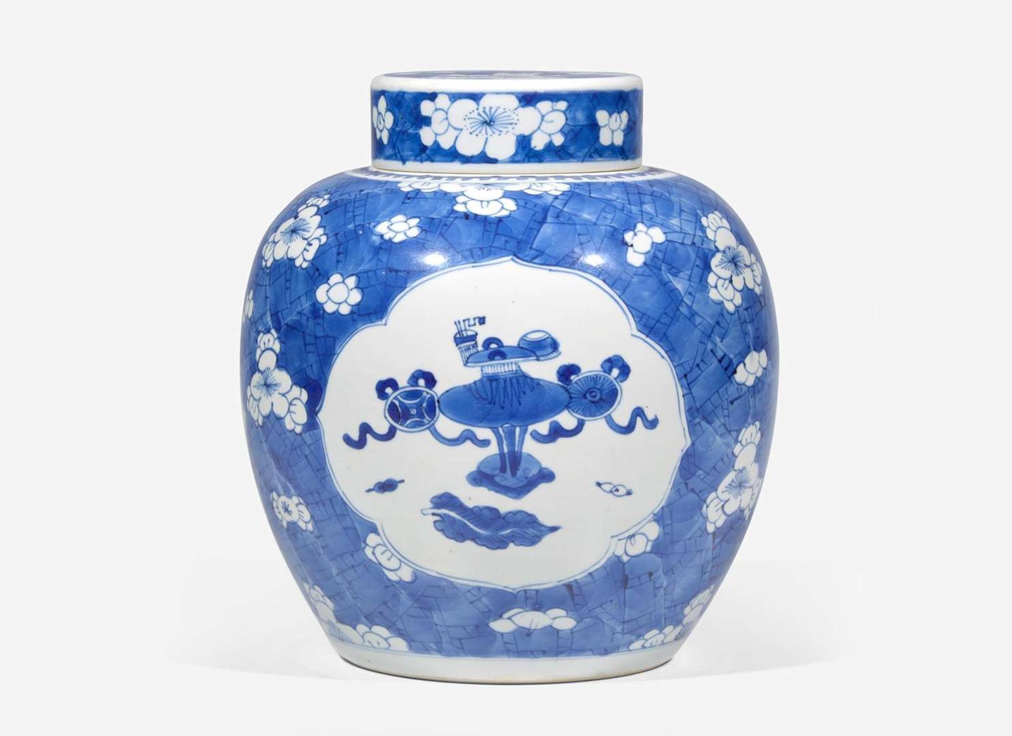 A Chinese blue and white "Hundred Antiques" jar and cover, Qing dynasty 青花博古紋蓋罐 清