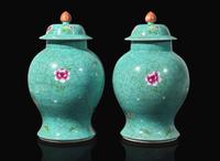 A pair of Chinese turquoise ground jars and covers 松石綠地蓋罐一對
