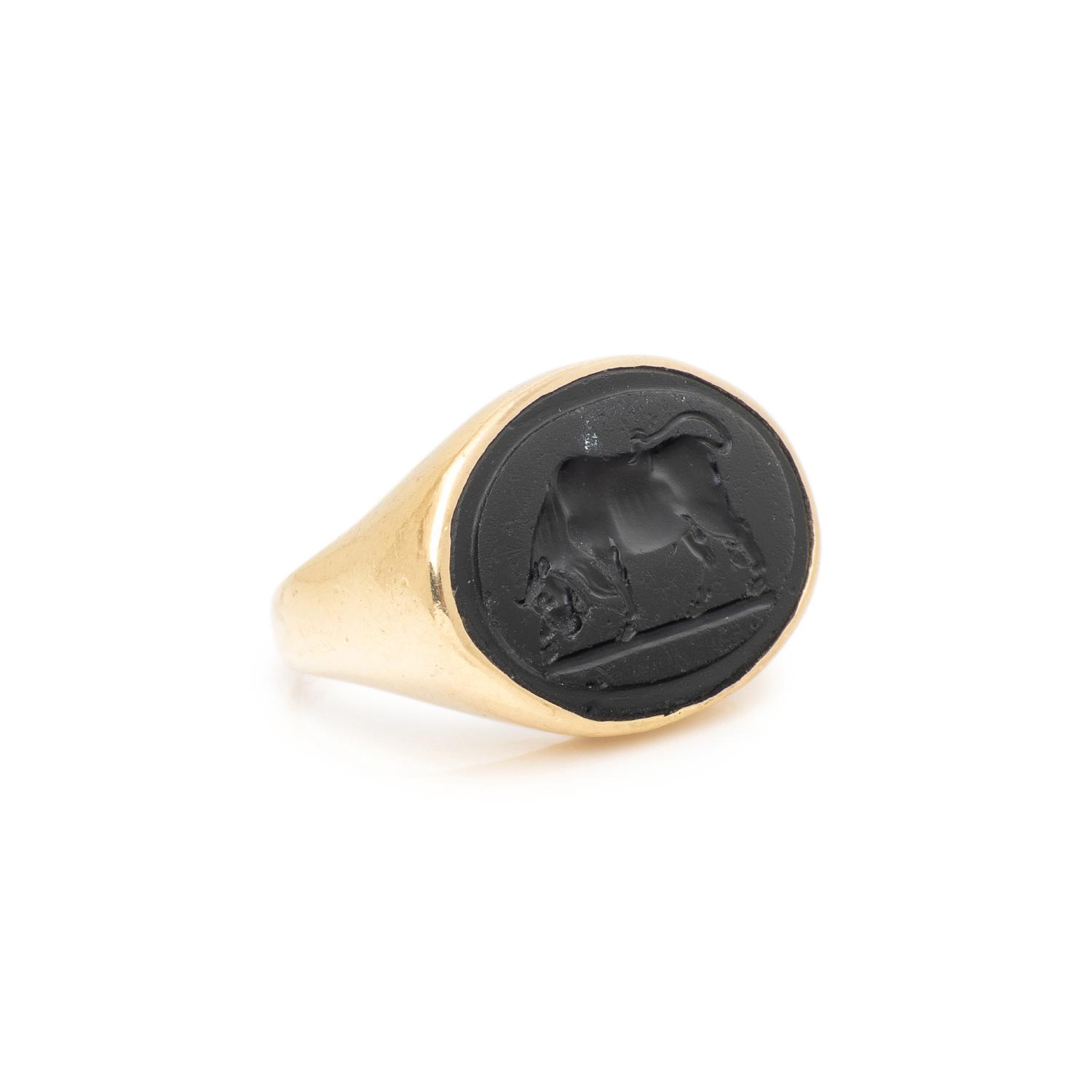 YELLOW GOLD AND INTAGLIO RING