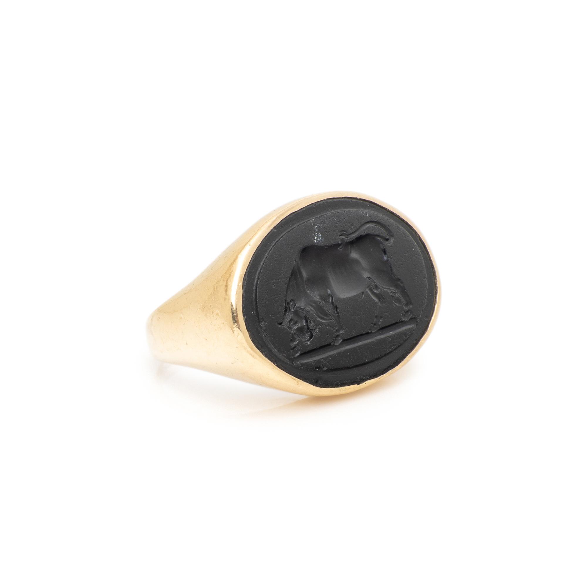 YELLOW GOLD AND INTAGLIO RING