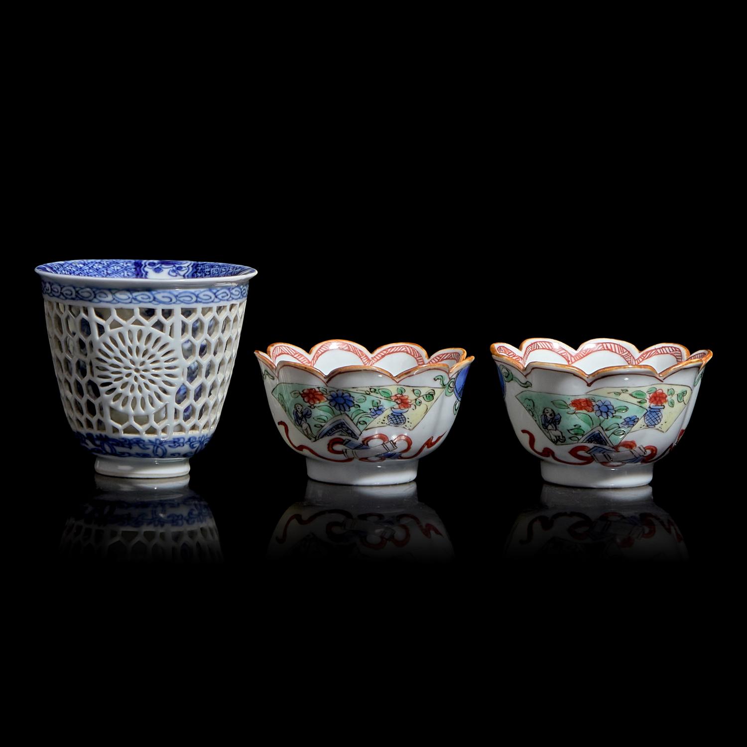 A Chinese Reticulated Blue and White Porcelain Wine Cup and Two Famille Verte Tea Bowls with Saucers, Kangxi Period 清康熙 青花酒杯及粉彩茶具一組