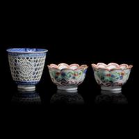 A Chinese Reticulated Blue and White Porcelain Wine Cup and Two Famille Verte Tea Bowls with Saucers, Kangxi Period 清康熙 青花酒杯及粉彩茶具一組