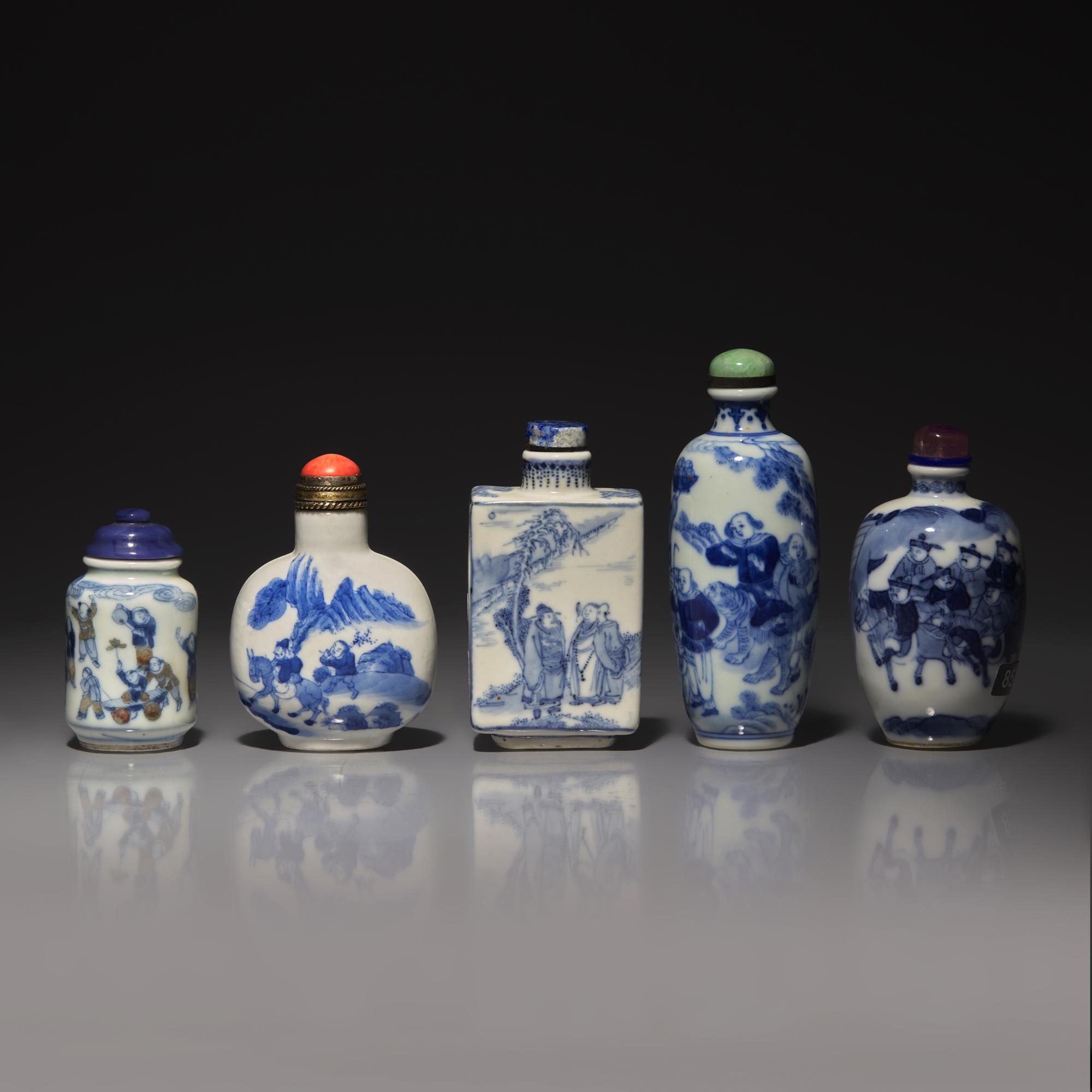 Five Chinese Blue and White Porcelain Snuff Bottles, 19th-Early 20th Century 晚清-民國 青花鼻烟壺五支