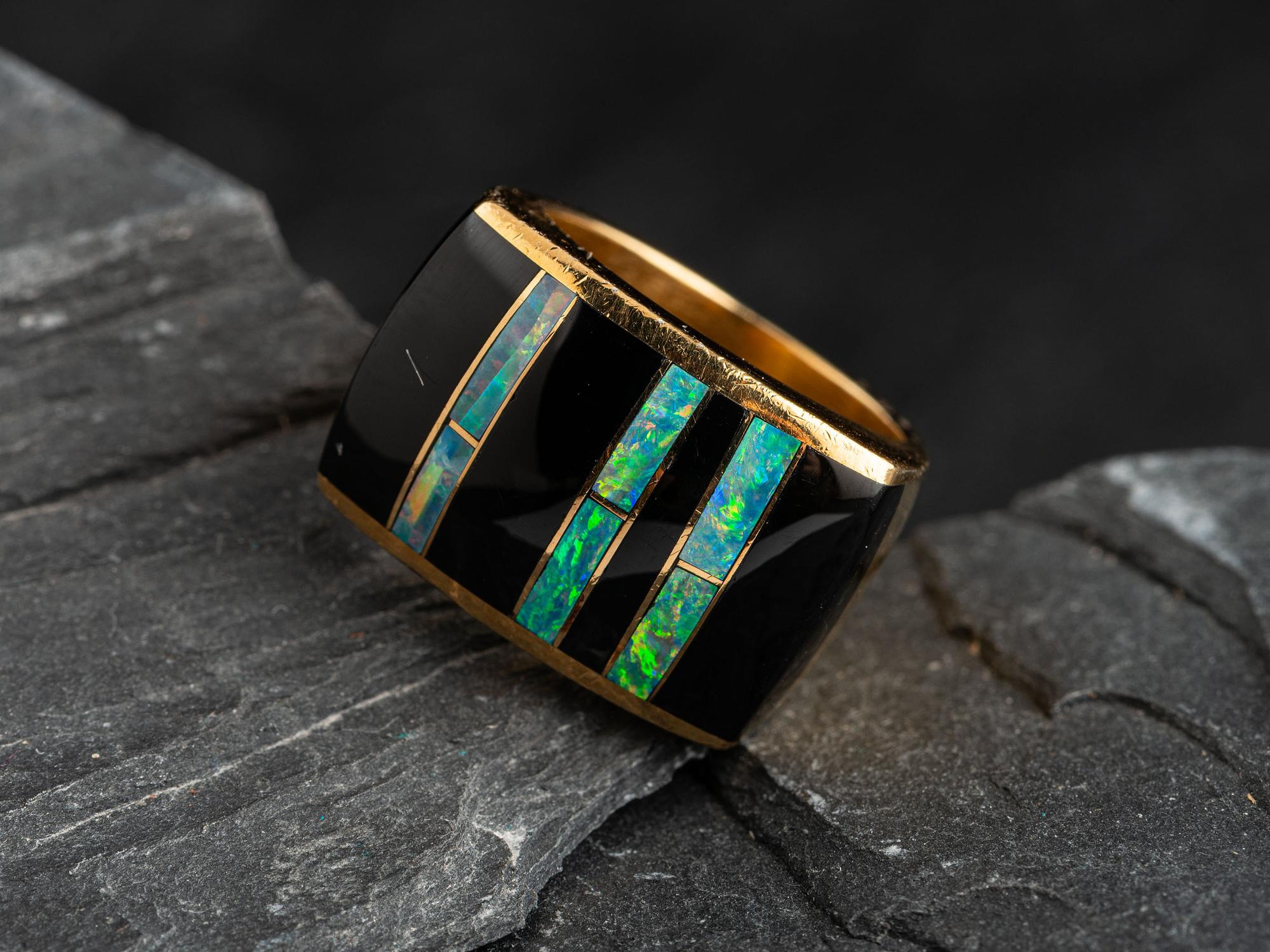 18K Gold Ring, set with Opal and Onyx