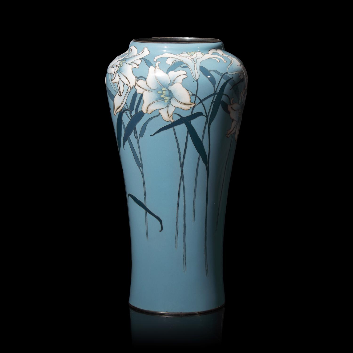 A Japanese Cloisonne and Moriage Enamel 'Lilies' Vase, Ando Jubei Workshop, Meiji/Taisho Period 日本明治/大正時代 安藤重兵尉製七寶燒花樽