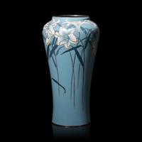 A Japanese Cloisonne and Moriage Enamel 'Lilies' Vase, Ando Jubei Workshop, Meiji/Taisho Period 日本明治/大正時代 安藤重兵尉製七寶燒花樽