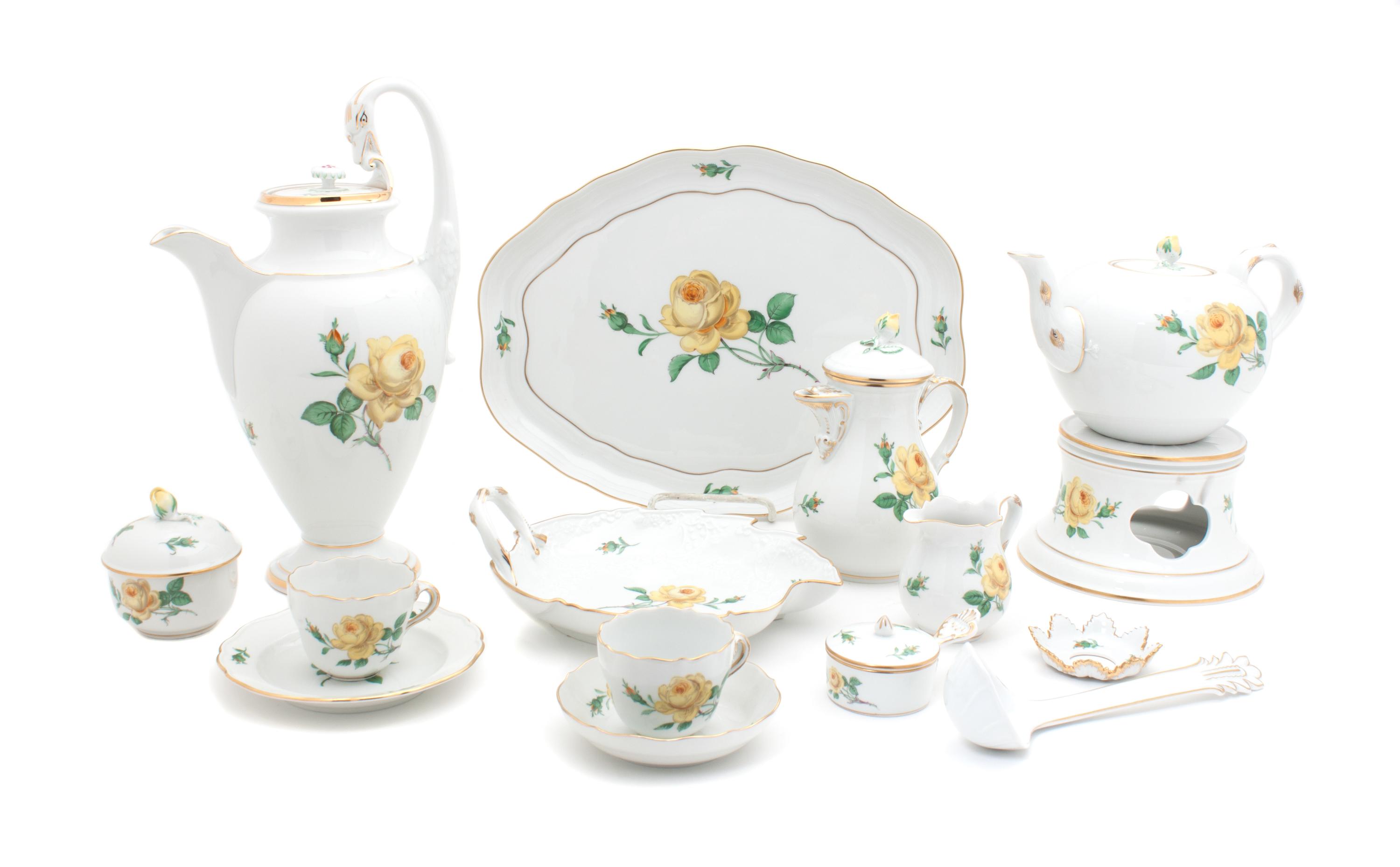 A Meissen Porcelain Tea and Coffee Service Height of tallest 12 1/4 inches. — 20TH CENTURY