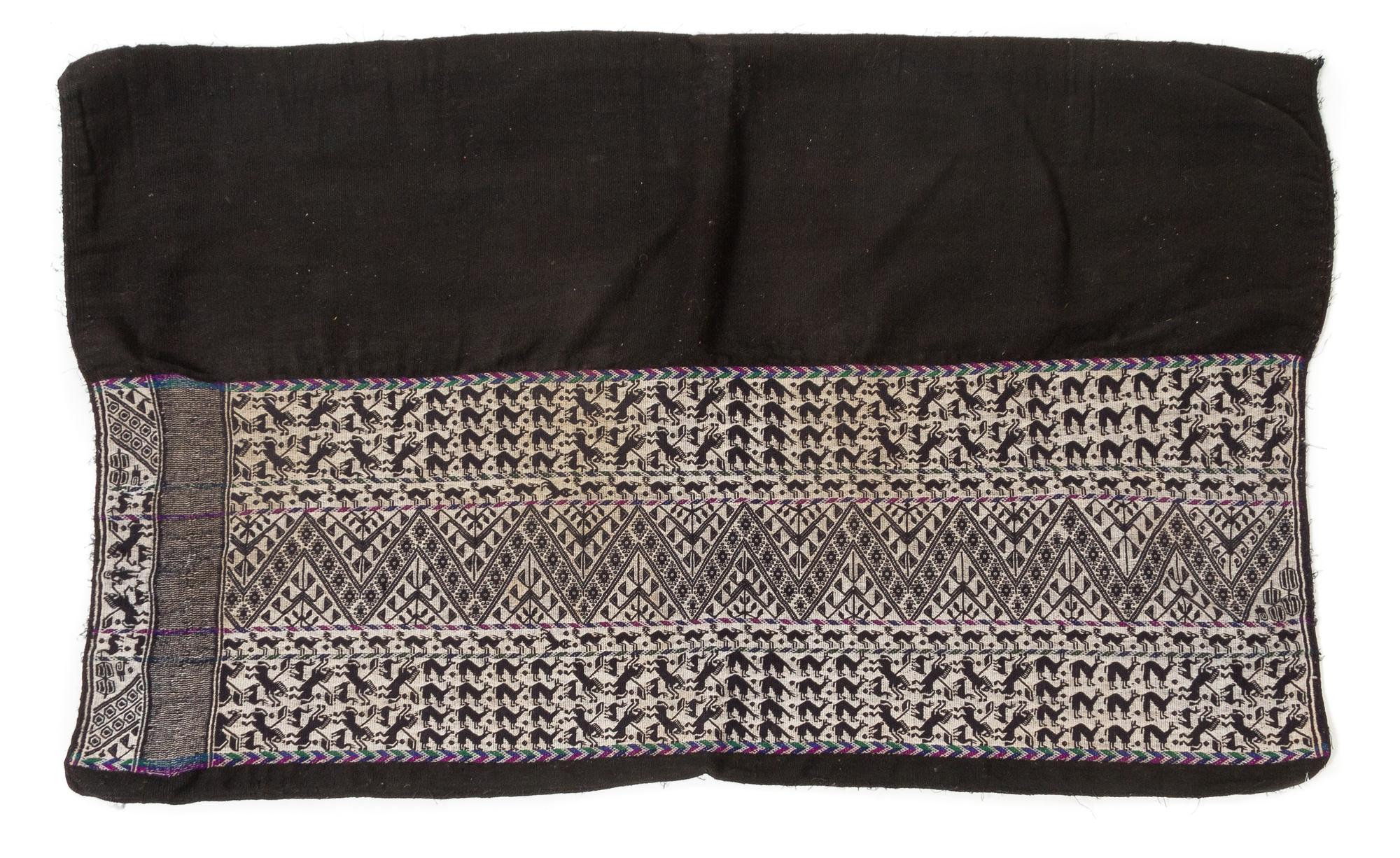 A Bolivian Wool Manta 40 x 26 inches. — 20TH CENTURY
