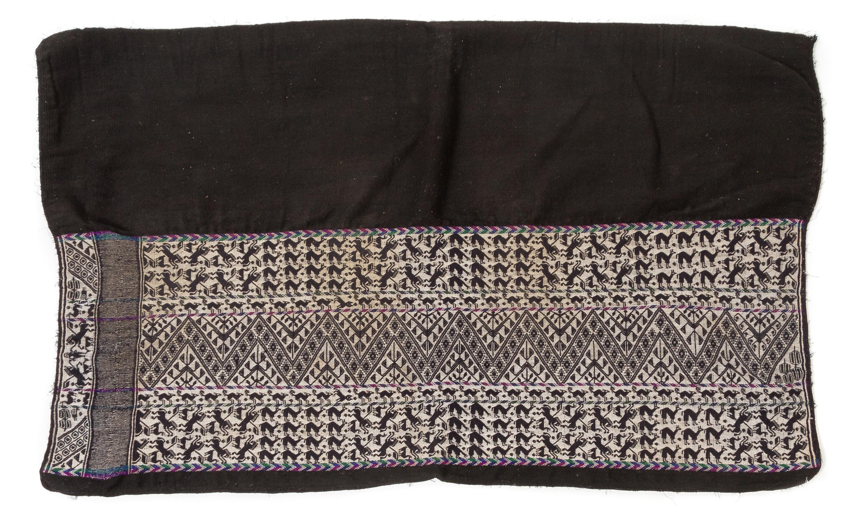 A Bolivian Wool Manta 40 x 26 inches. — 20TH CENTURY