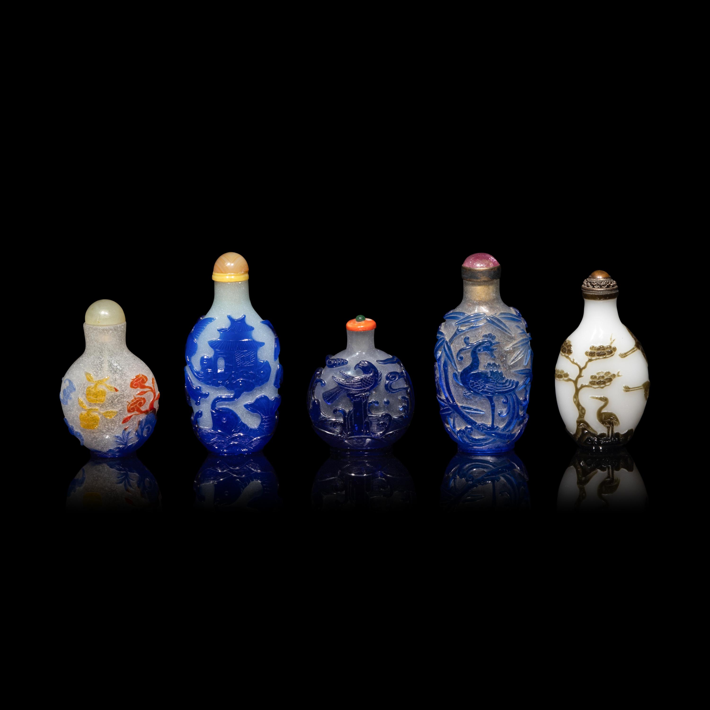 Five Chinese Glass Overlay Snuff Bottles, 19th-20th Century 晚清-民國 套料鼻烟壺五支