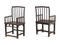 A Pair of Chinese Lacquered Hardwood Armchairs, Shubeiyi, 20th Century — 近代 硬木梳背扶手椅一對