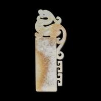 A Chinese white and beige archaistic pendant 仿古玉飾