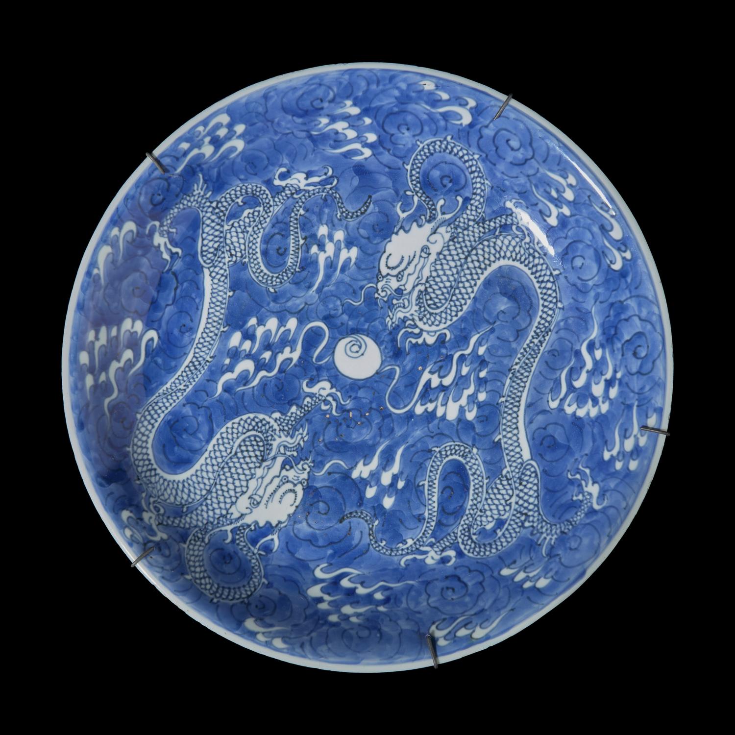A Chinese Blue and White 'Dragons' Charger, Kangxi Period 清康熙 青花雙龍戲珠紋盤