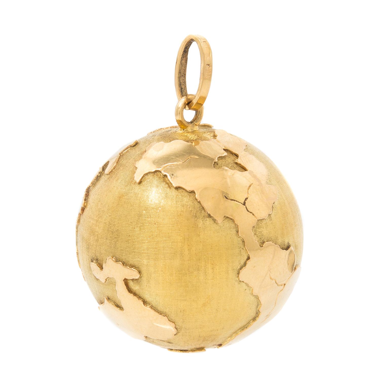 An 18 Karat Yellow Gold Globe Pendant, 10.80 dwts.