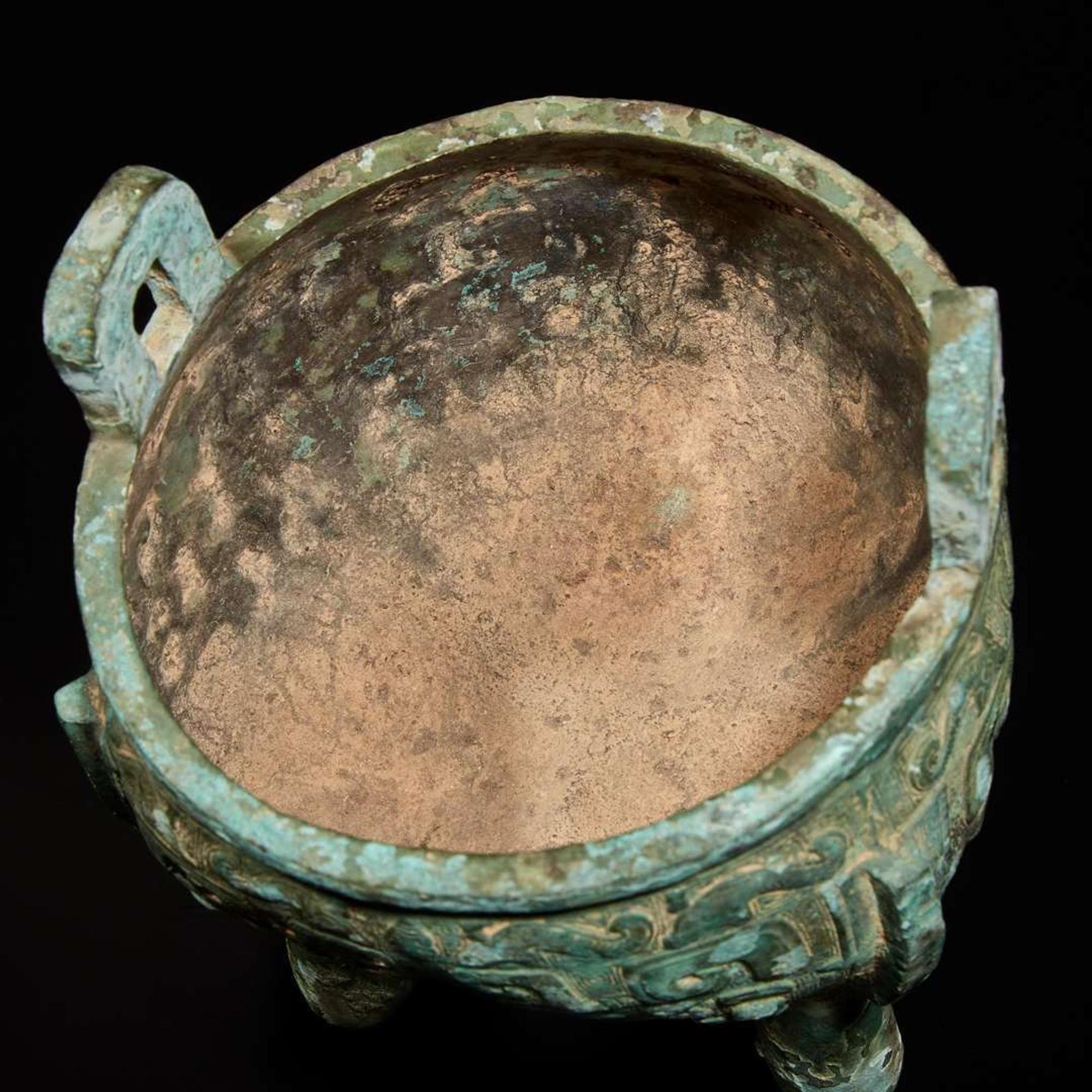 A Chinese bronze ritual tripod vessel, Liding 青銅鬲鼎 Possibly Late Shang/Western Zhou dynasty ????????