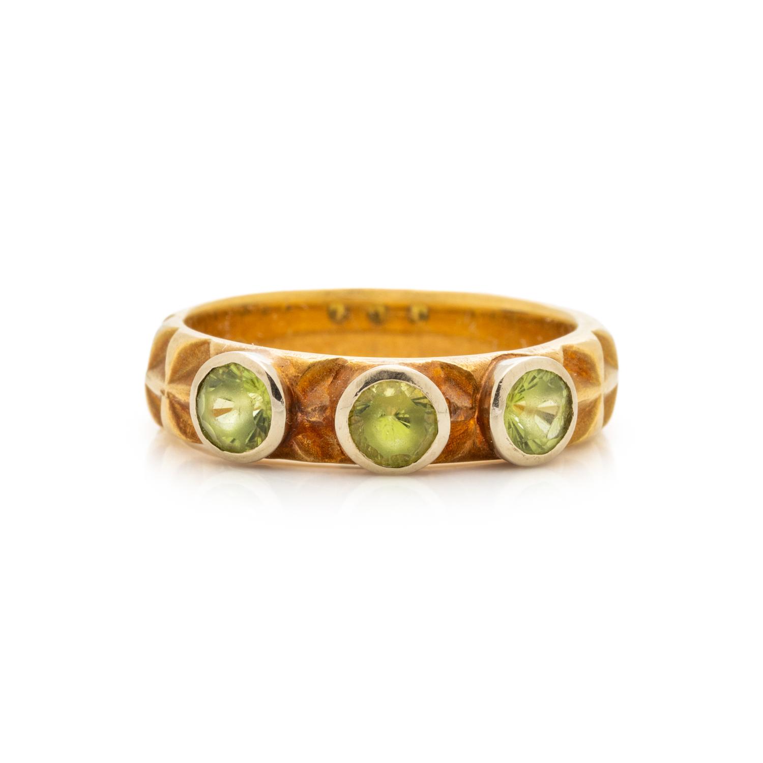 JANE BOHAN, YELLOW GOLD AND PERIDOT RING