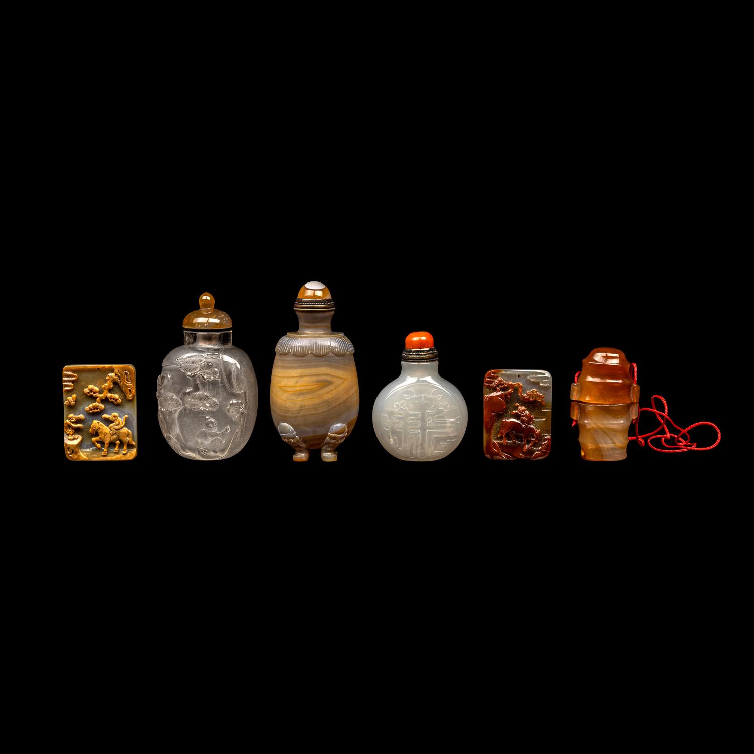 Four Chinese Snuff Bottles and Two Plaques 瑪瑙鼻烟壺、牌子一組六件