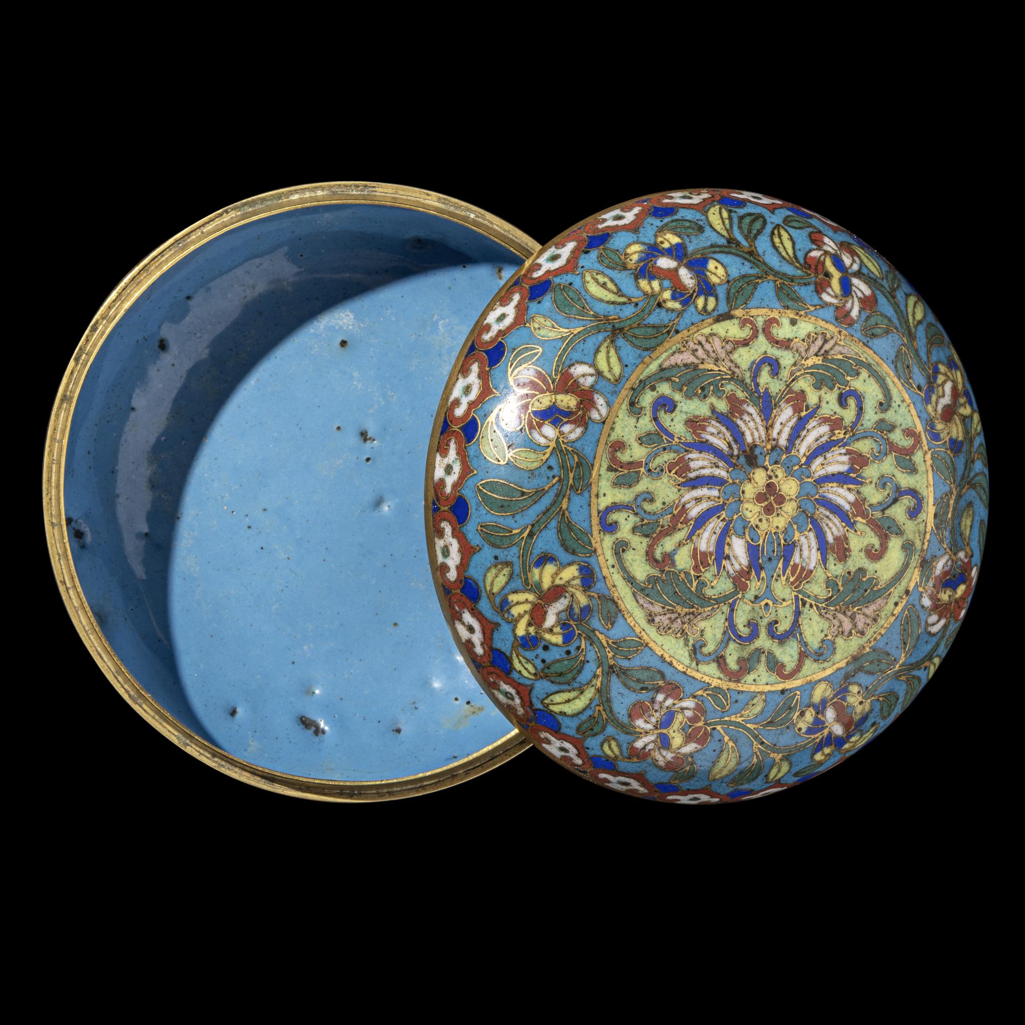 A Chinese Cloisonn é Enamel Covered Box