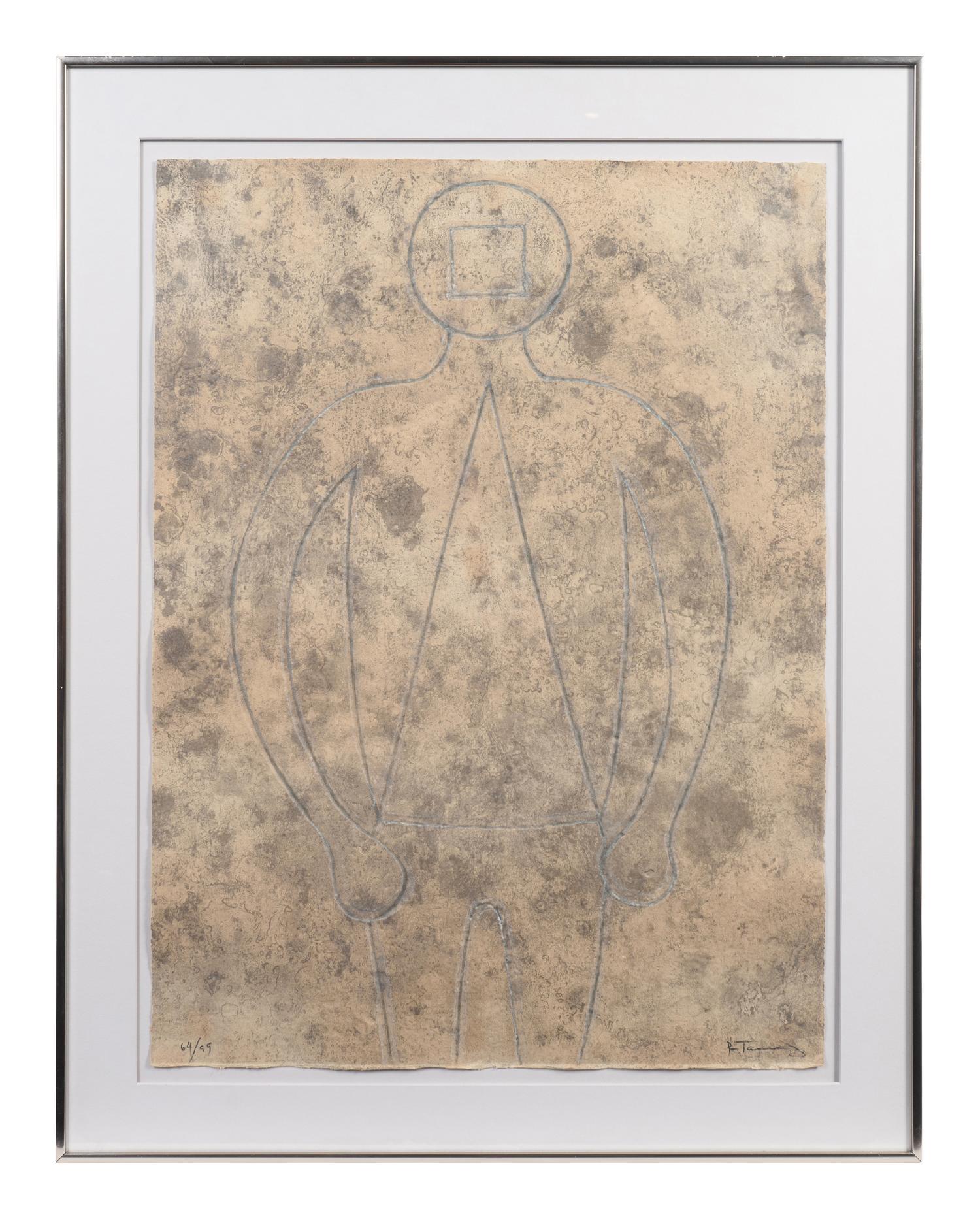 Figura de hombre en azul con fondo gris