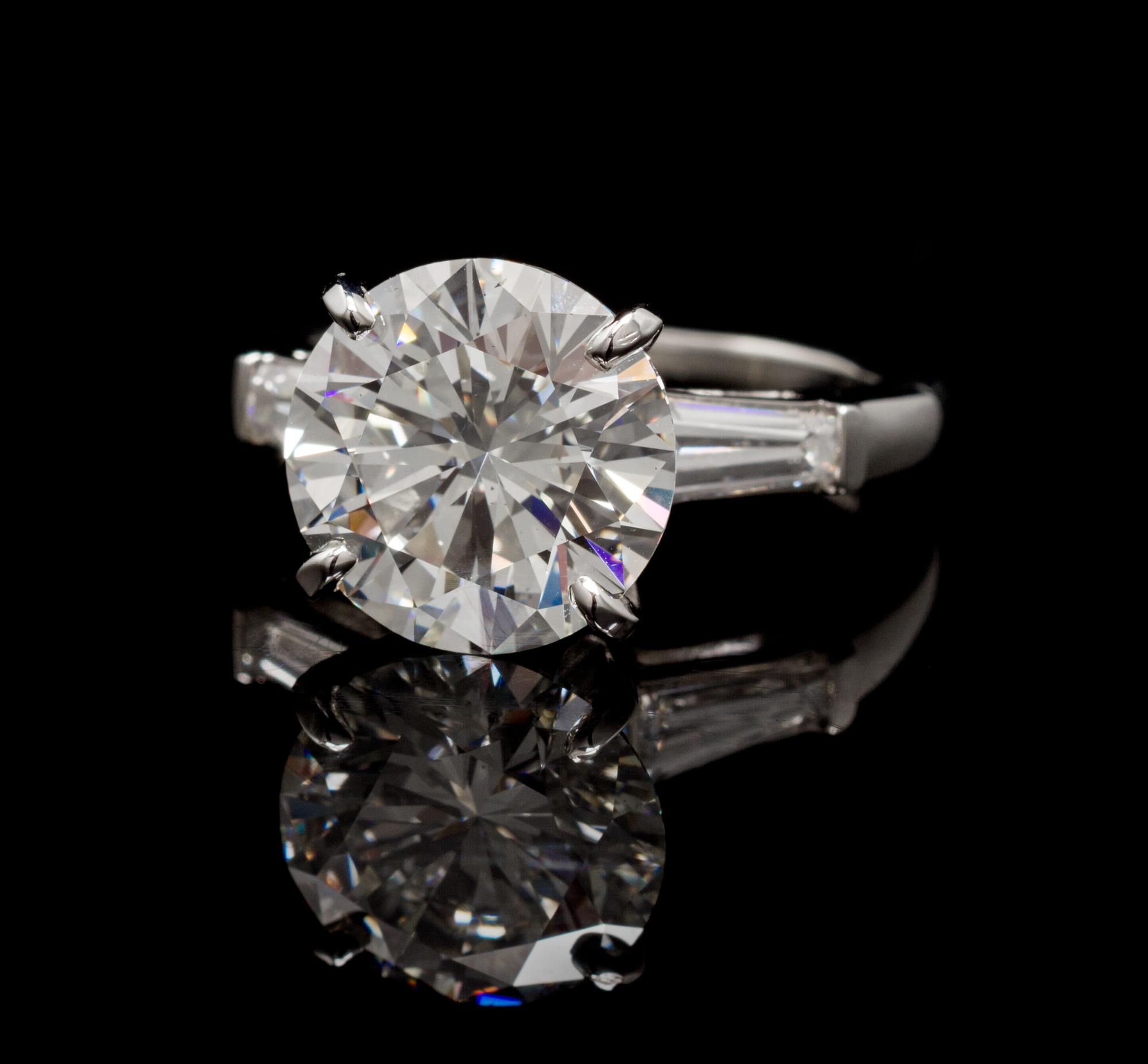 A Fine Platinum and Diamond Ring, 6.80 dwts.