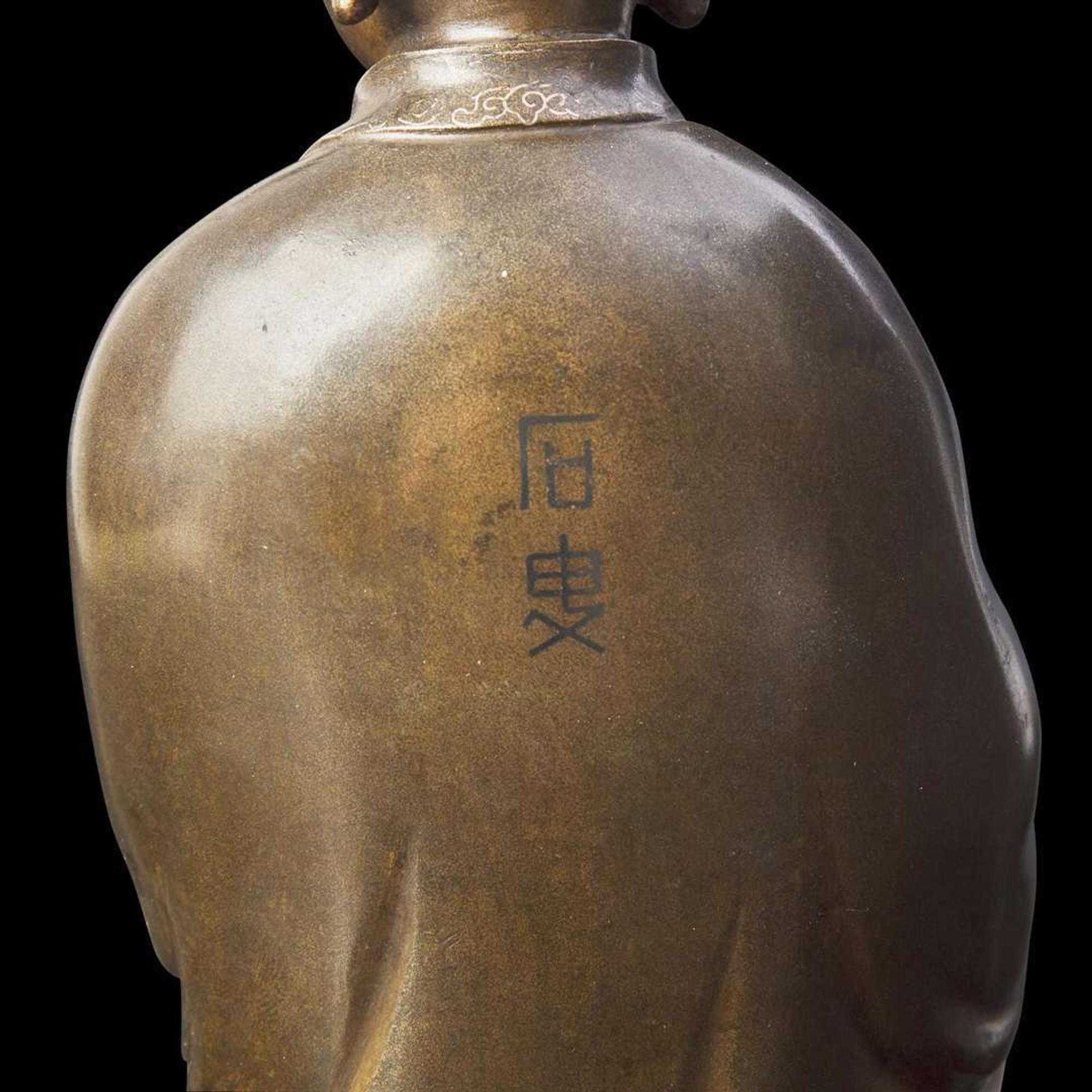 A finely cast and patinated and silver-wire inlaid figure of Guanyin 漆銅嵌銀絲觀音造像 Shisou mark ???