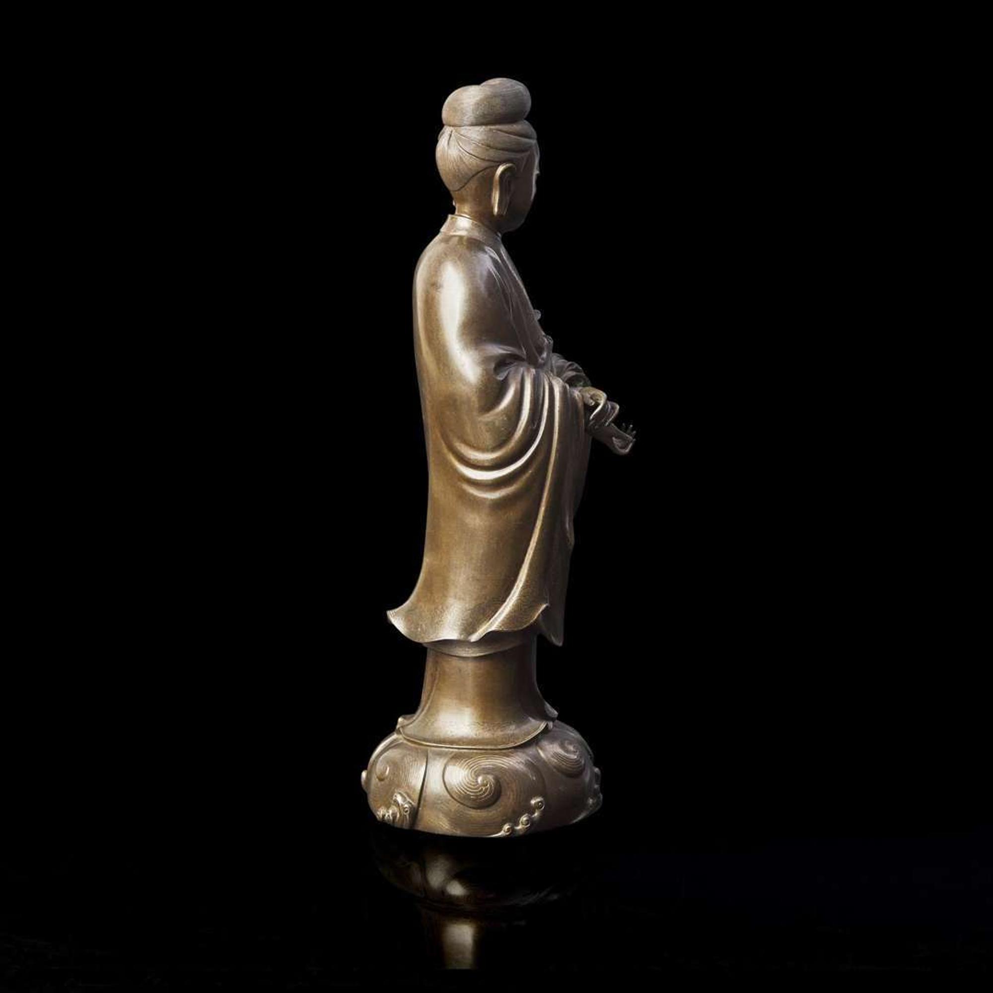 A finely cast and patinated and silver-wire inlaid figure of Guanyin 漆銅嵌銀絲觀音造像 Shisou mark ???
