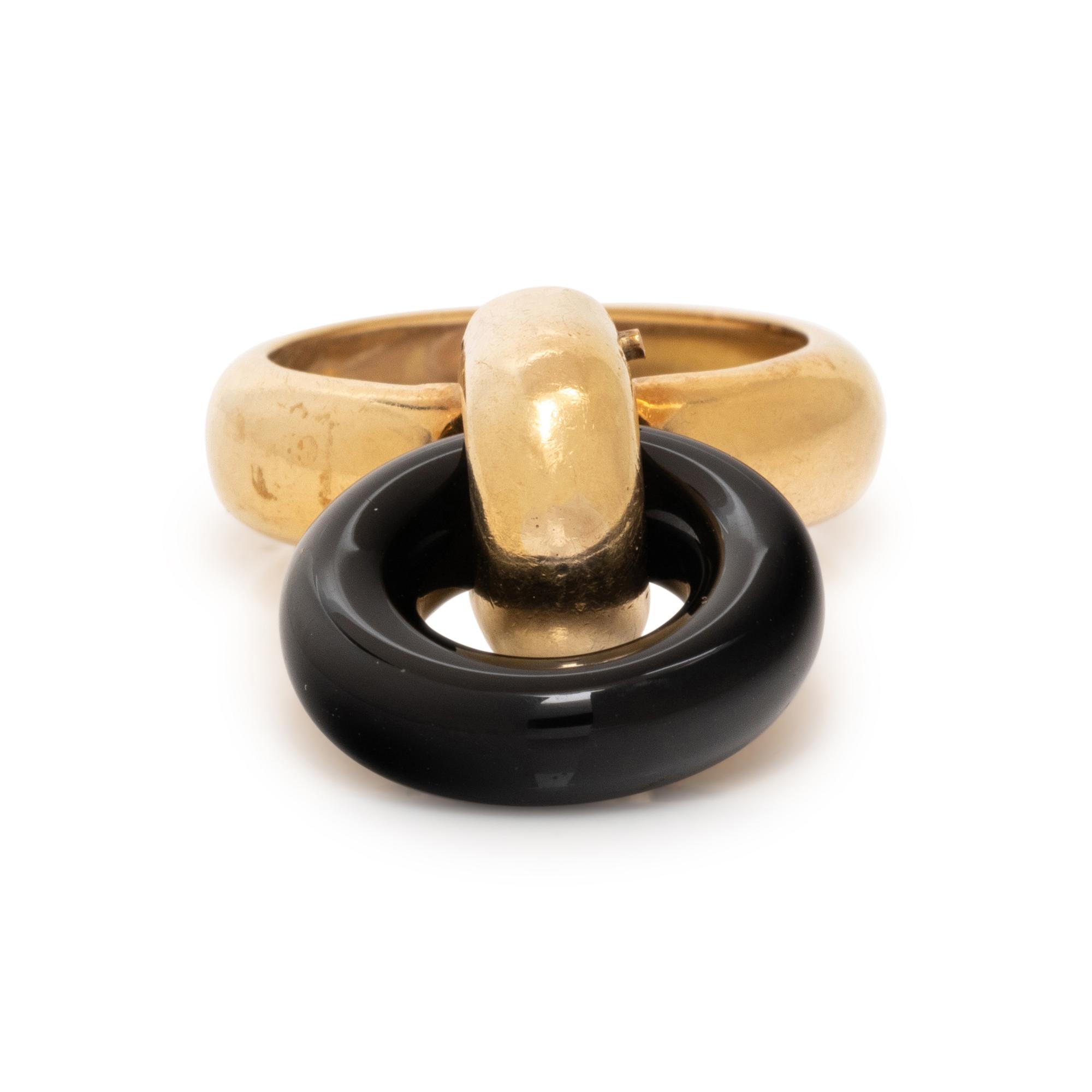 YELLOW GOLD AND ONYX RING