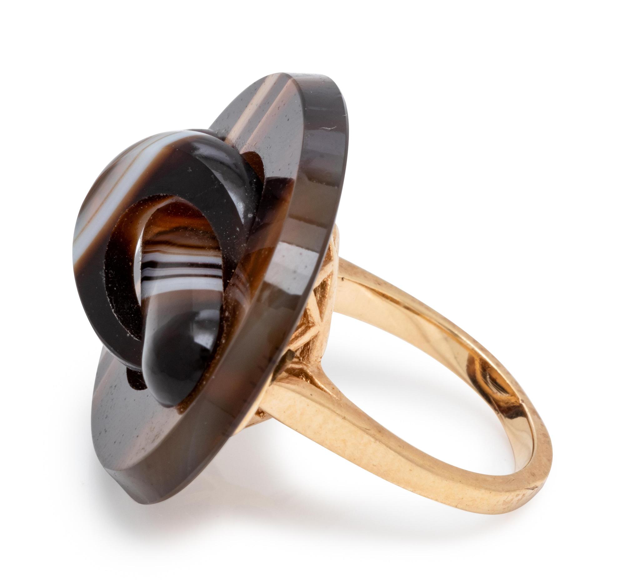 A Yellow Gold and Agate Ring,