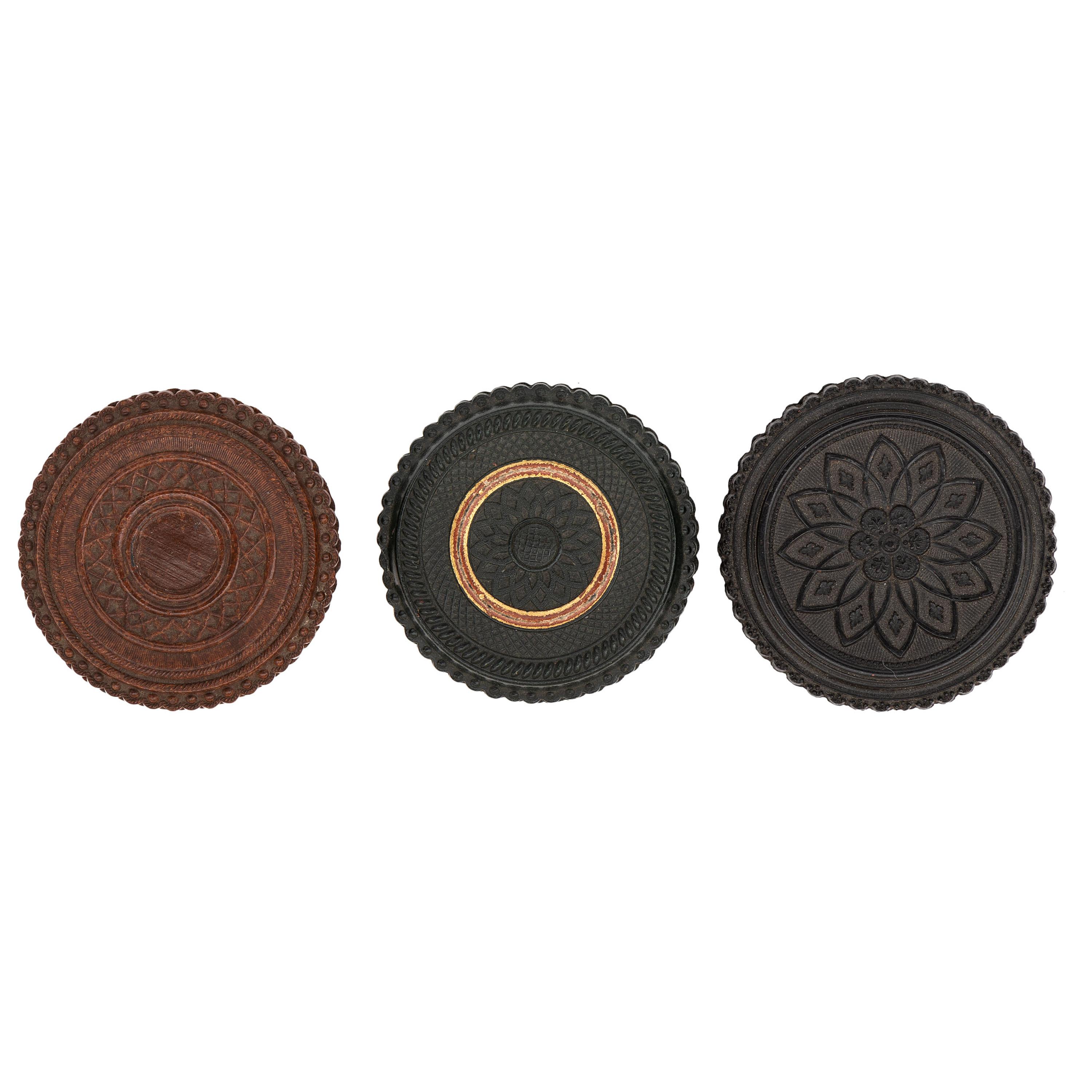 [EARLY PHOTOGRAPHY - UNION CASES]. A group of 3 "oreo" cases in assorted colors containing daguerreotypes, including: