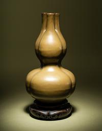 A Teadust Glazed Porcelain Triple-Neck Gourd Vase