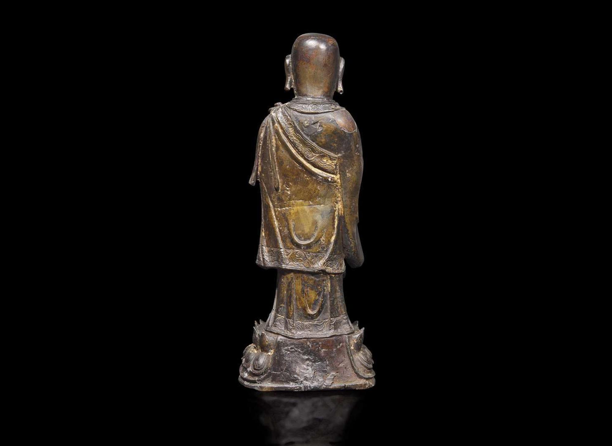 A Chinese patinated bronze figure of a lohan, Ming dynasty 加漆羅漢 明