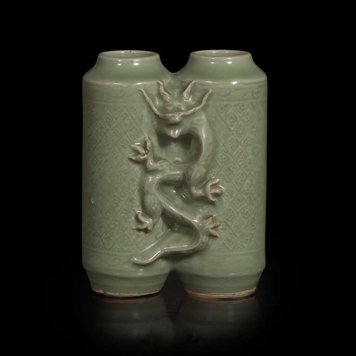 An unusual Chinese Longquan celadon "Champion" vase 龙泉青瓷瓶 Ming dynasty ?