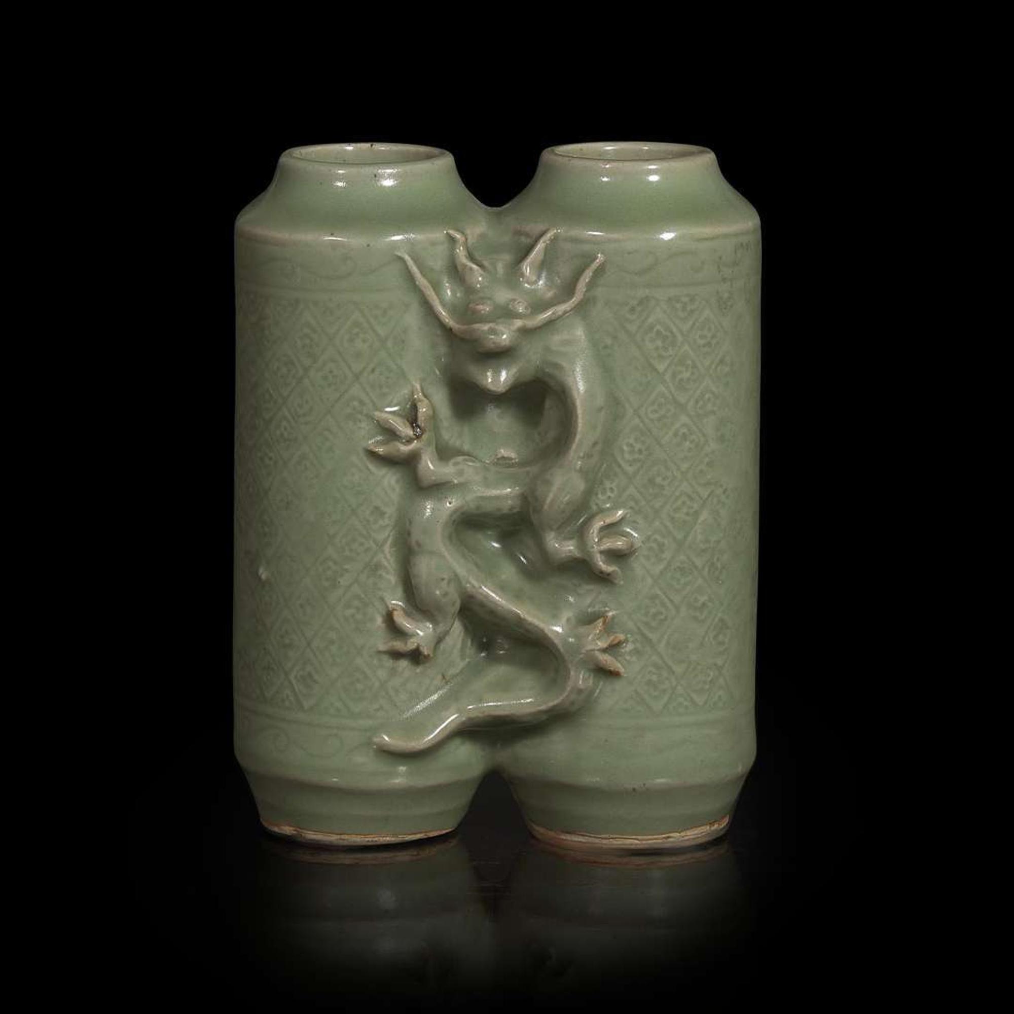 An unusual Chinese Longquan celadon "Champion" vase 龙泉青瓷瓶 Ming dynasty ?